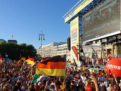 Bühne auf dem Fanfest Fotos
