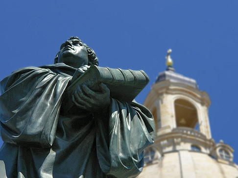 Lutherdenkmal vor der Frauenkirche Foto 